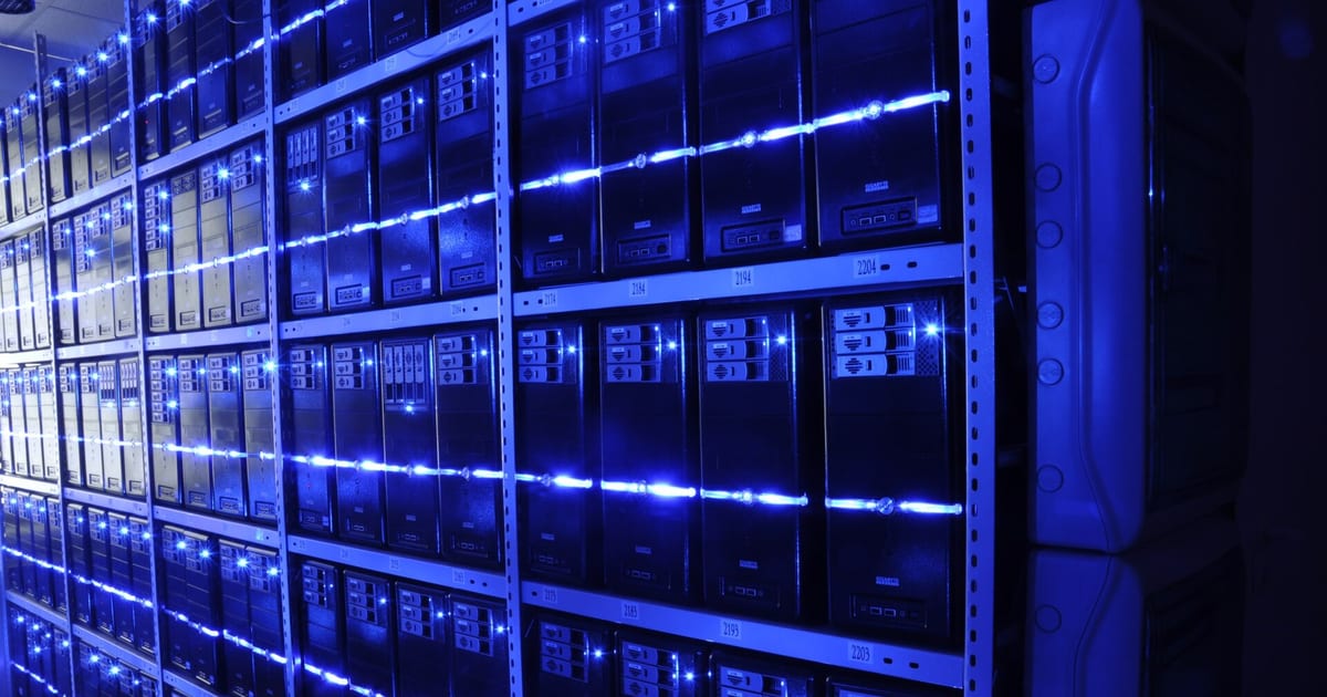 Corredor de data center com racks de servidores usados para armazenamento e backup