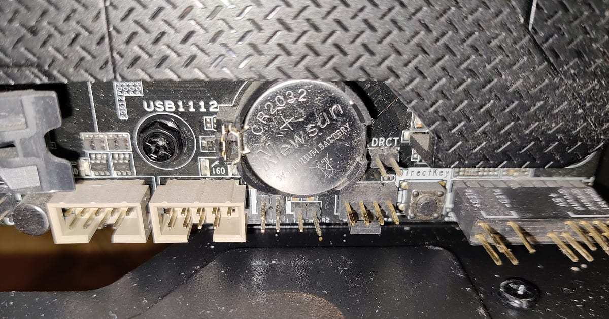 Bateria de lítio CR2032 encaixada no soquete de CMOS de uma placa-mãe