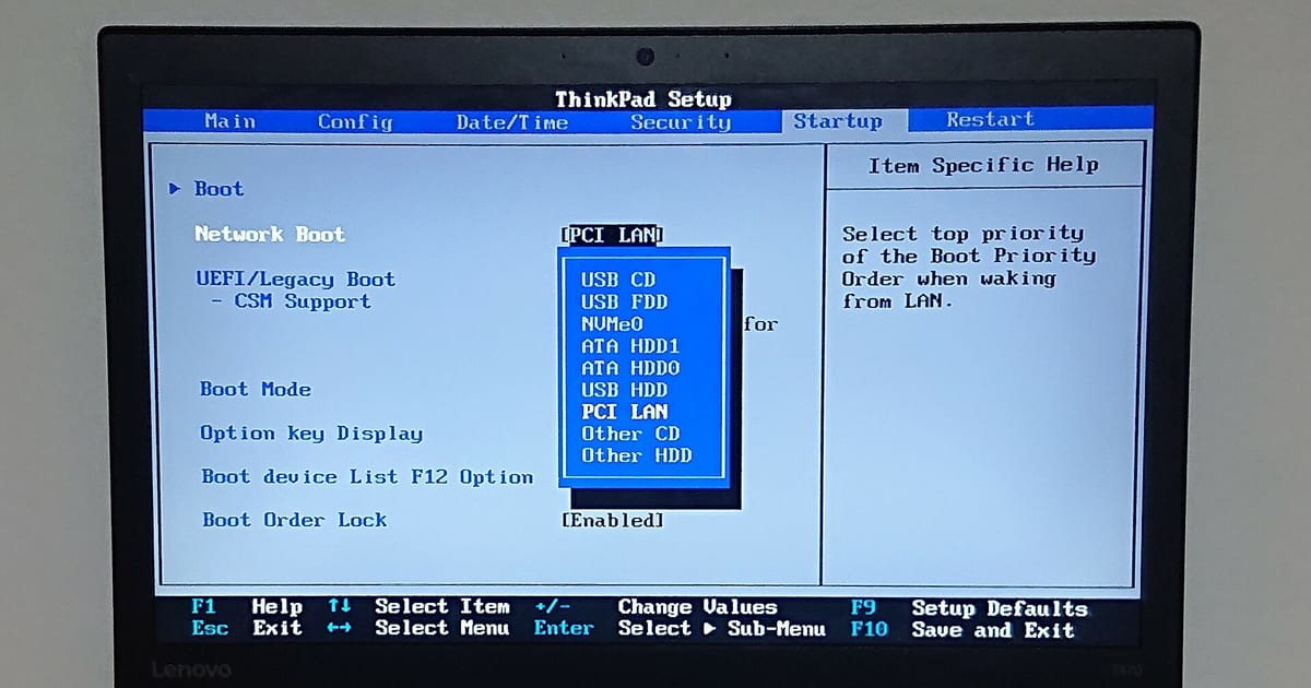 Tela de configuração UEFI de um notebook com o menu de inicialização aberto