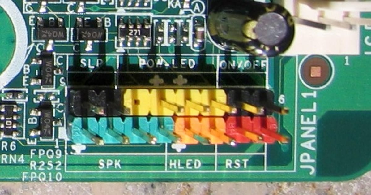 Conector do painel frontal de uma placa-mãe com os pinos de ligar e reiniciar