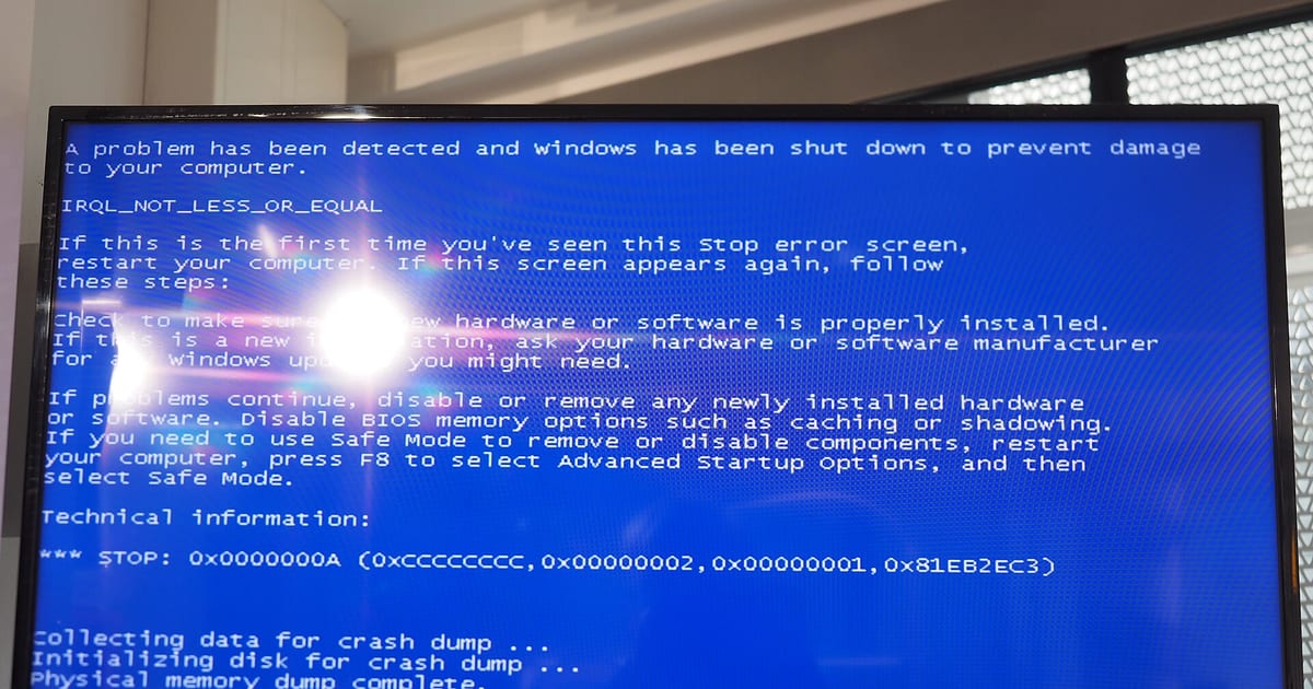 Painel informativo público exibindo uma tela azul de erro do Windows