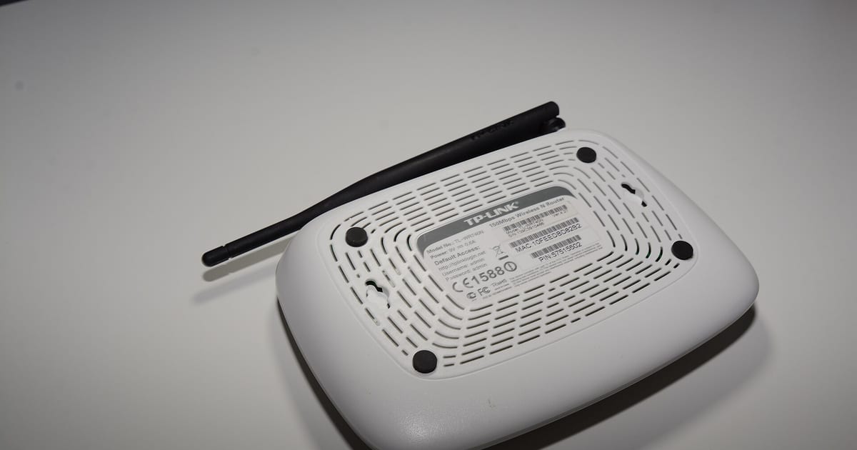 Roteador Wi-Fi doméstico com antenas externas sobre superfície clara