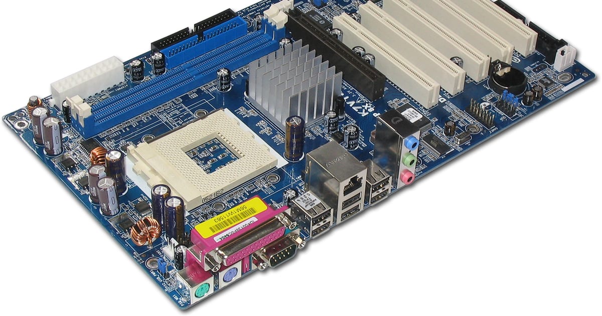 Placa-mãe de computador de mesa com soquete do processador, slots de memória e capacitores