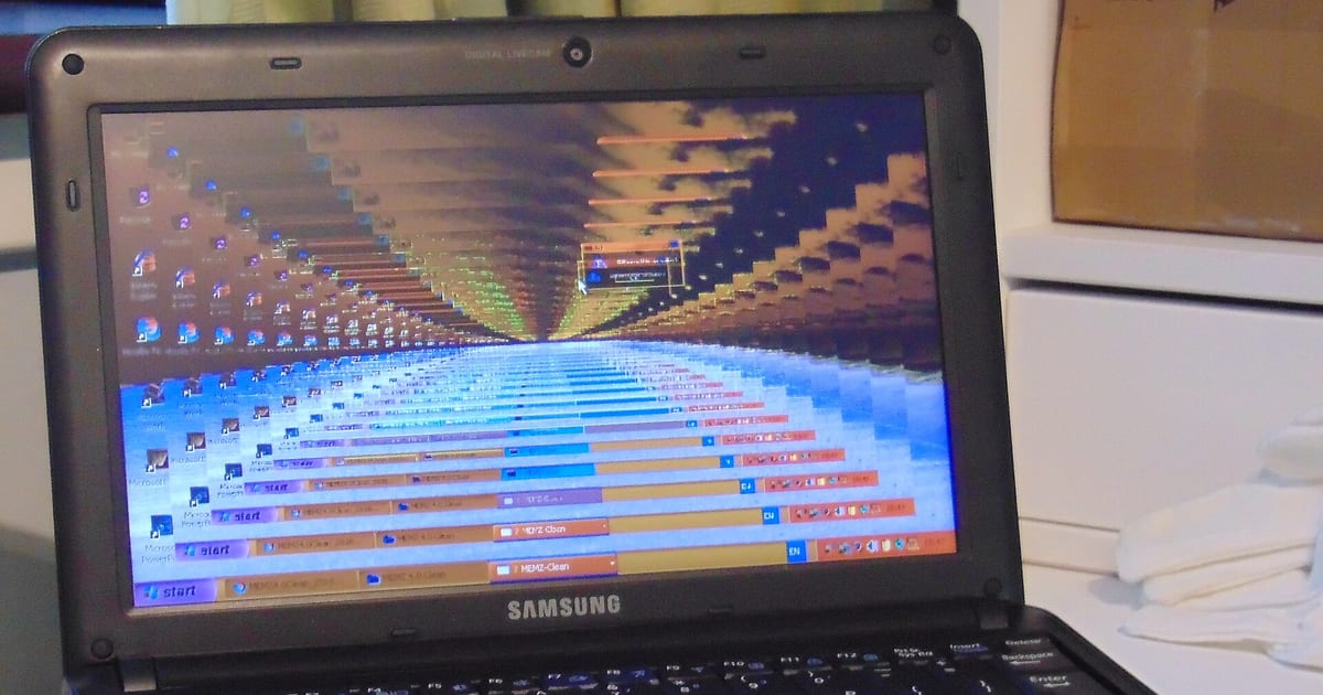 Notebook exibindo tela tomada por um programa malicioso em execução