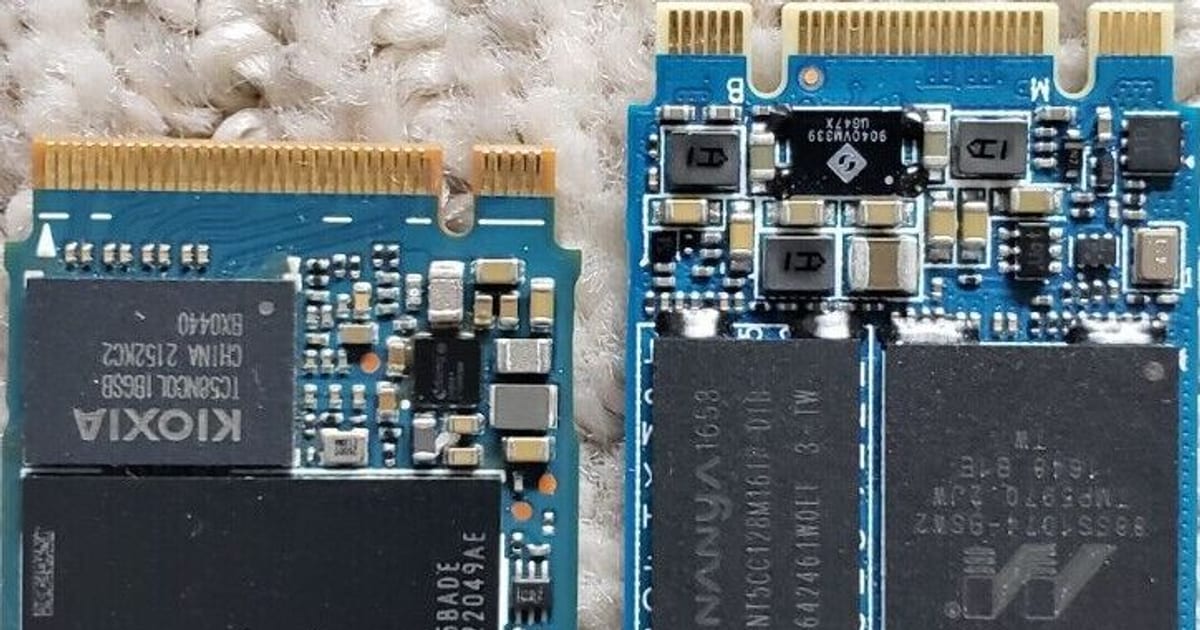 SSD NVMe no formato M.2 ao lado de um SSD M.2 SATA para comparação de tamanho