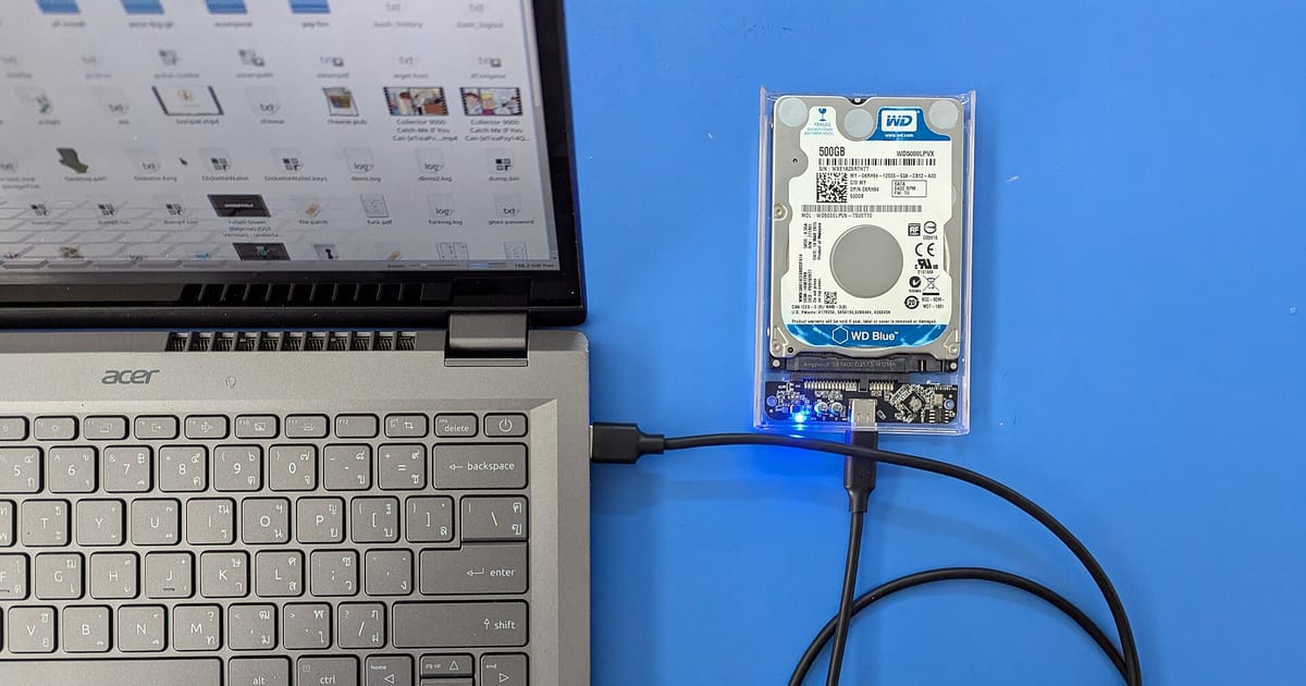 HD externo conectado a um notebook por cabo USB durante cópia de arquivos