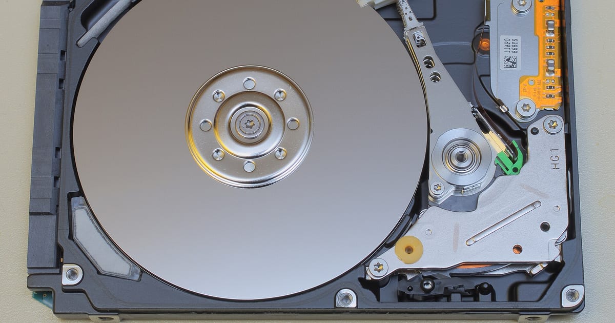Disco rígido de notebook de 2,5 polegadas fora do equipamento, sobre superfície clara
