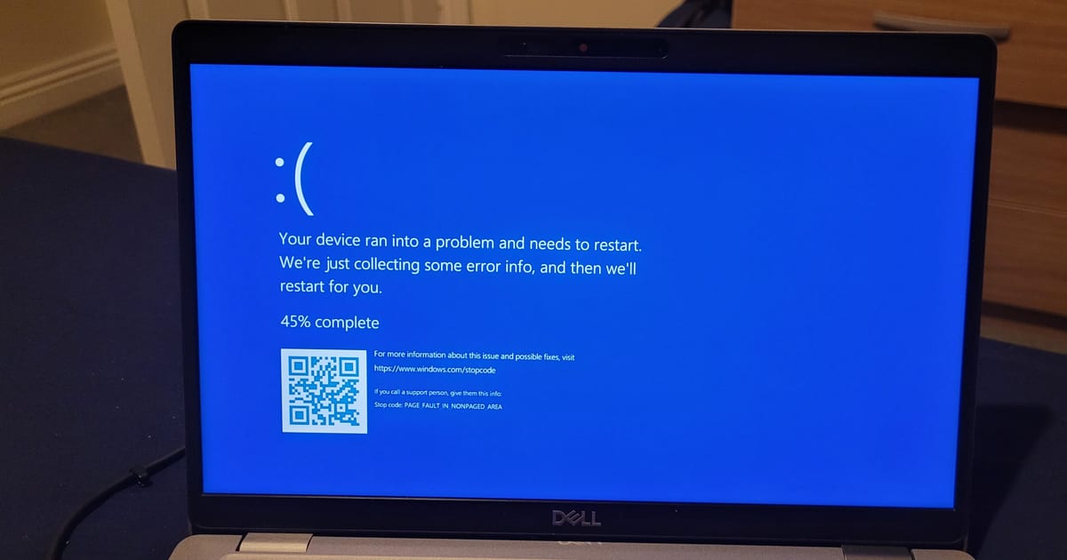 Notebook exibindo a tela azul do Windows com código de parada e QR code de diagnóstico