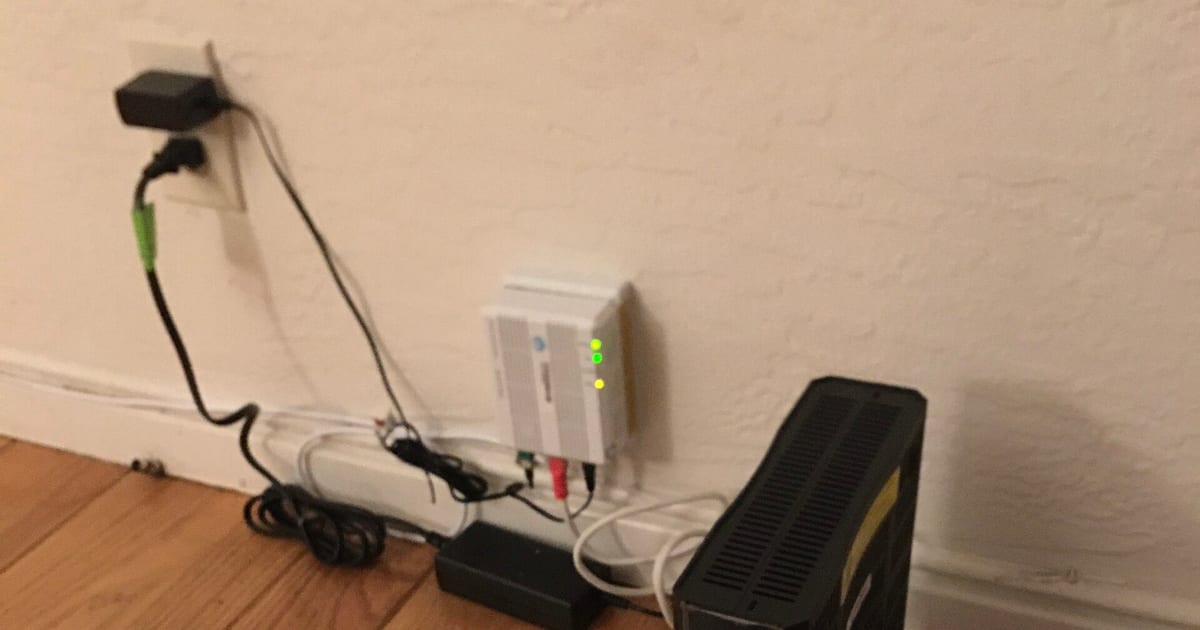 Roteador de rede doméstica em uso, com indicadores luminosos acesos
