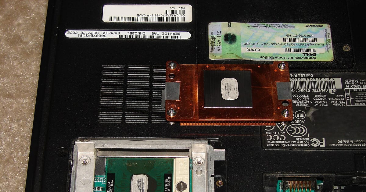 Composto térmico aplicado sobre a superfície de um processador antes da montagem do dissipador