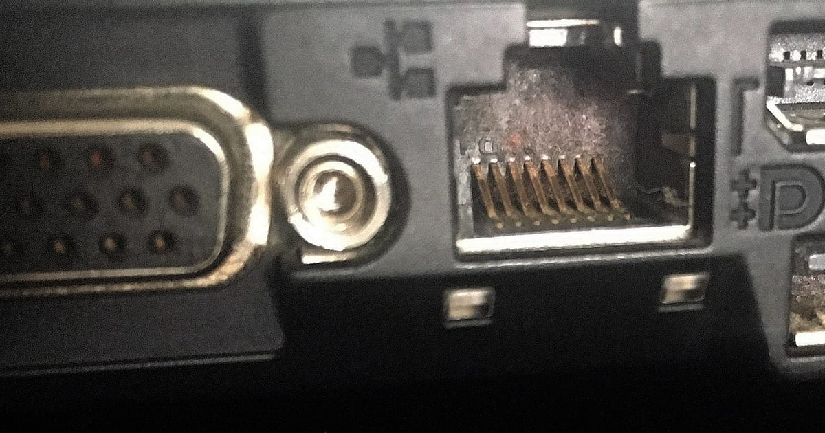Conector de rede RJ-45 na lateral de um notebook