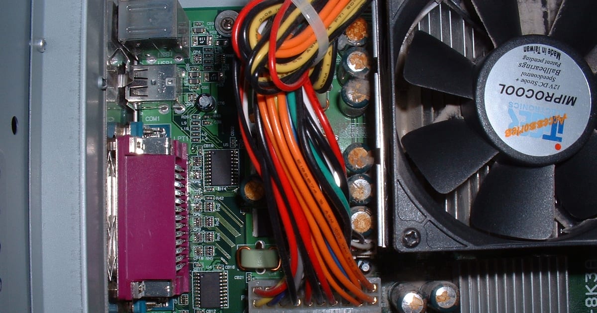 Placa-mãe com capacitores eletrolíticos estufados no topo