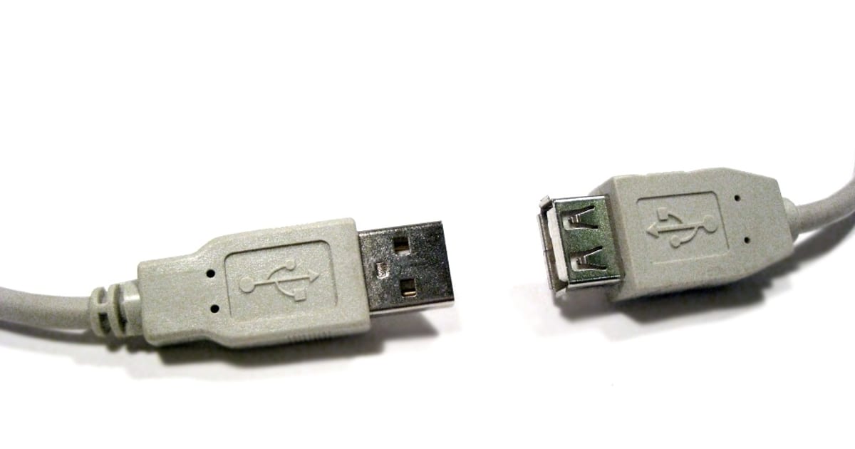 Conectores USB macho e fêmea vistos de perto