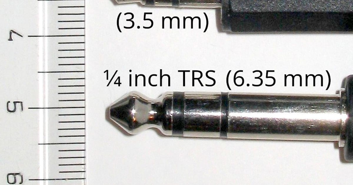 Plugues de áudio de 3,5 mm identificados lado a lado