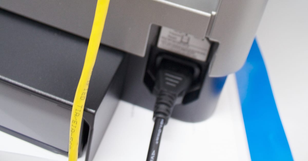 Painel traseiro de impressora a laser com porta de rede e cabo conectado