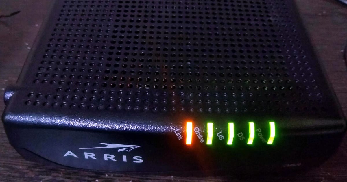 Modem de banda larga doméstico com luzes de sinal acesas