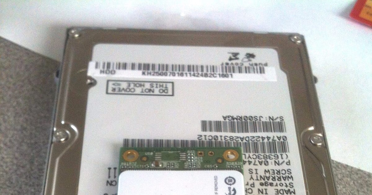 Disco rígido de notebook e unidade de estado sólido lado a lado sobre a bancada