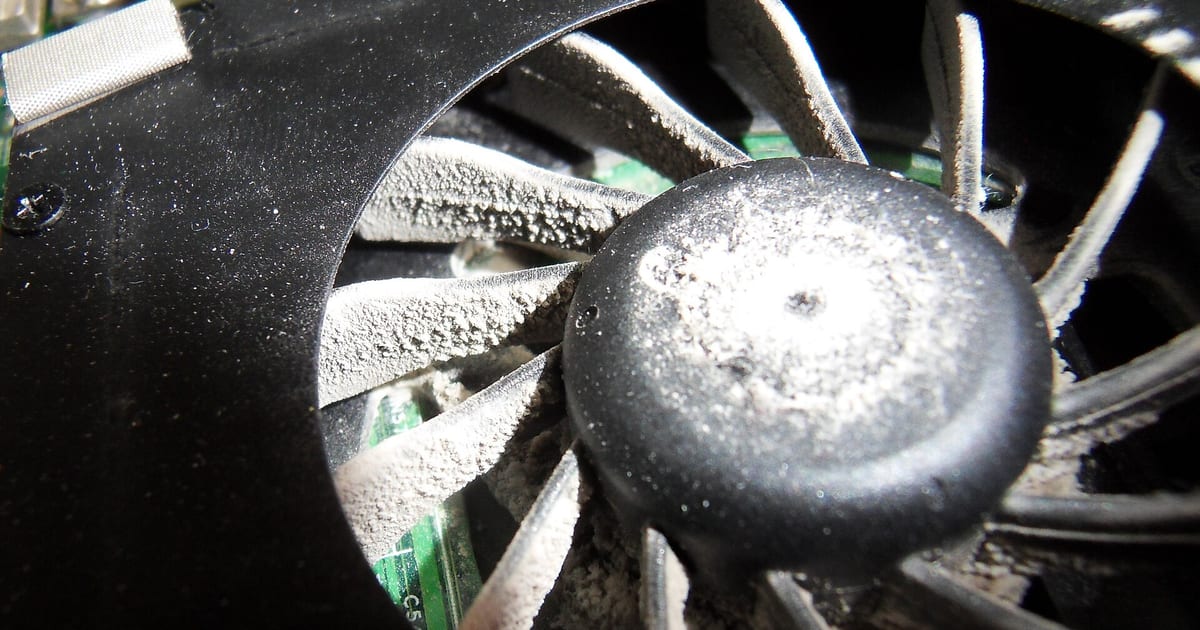 Ventoinha de computador coberta por camada espessa de poeira