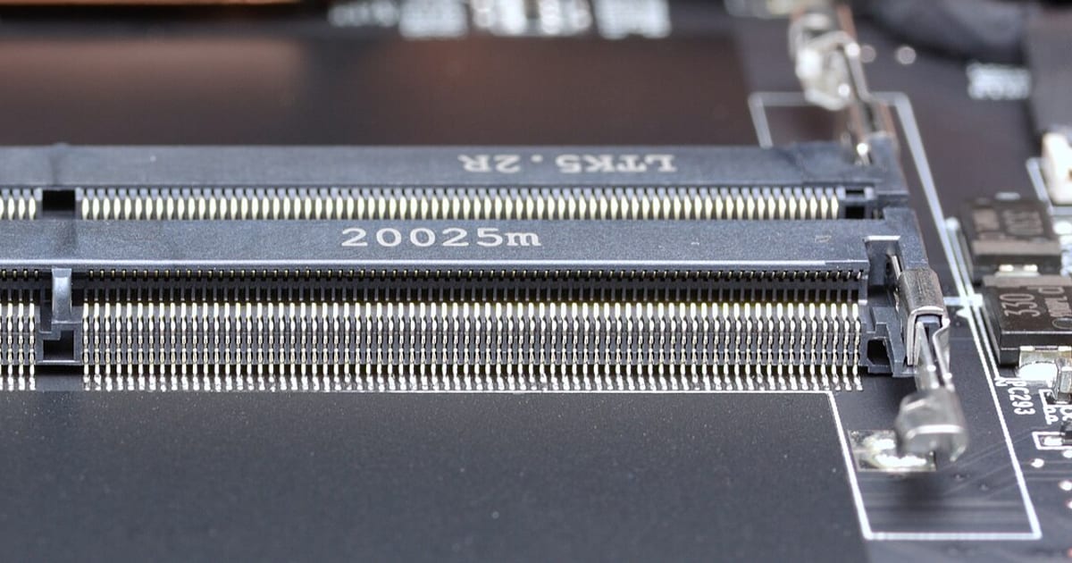 Módulo de memória SO-DIMM DDR4 encaixado no slot da placa de um notebook
