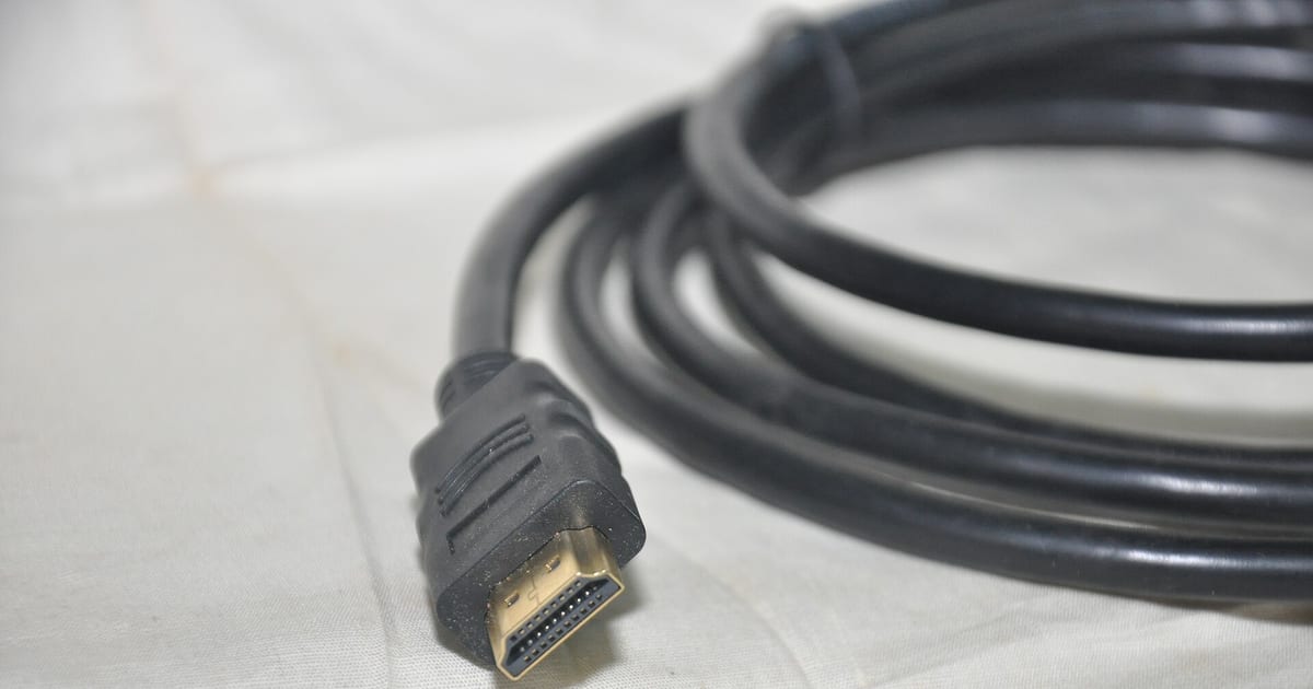 Conector HDMI de um cabo de vídeo em primeiro plano