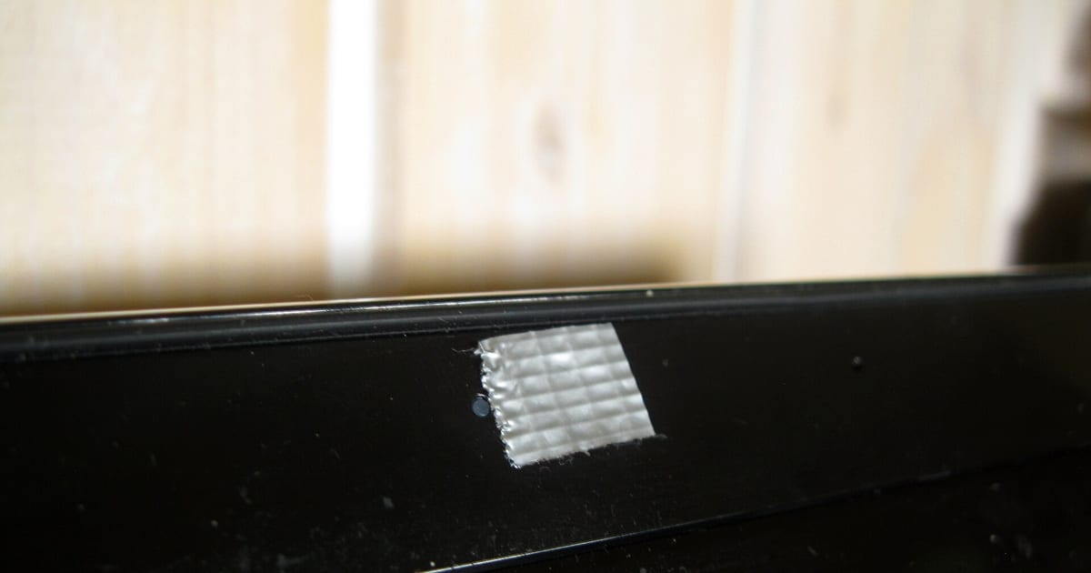 Webcam de notebook coberta por fita adesiva, exemplo de bloqueio físico da câmera