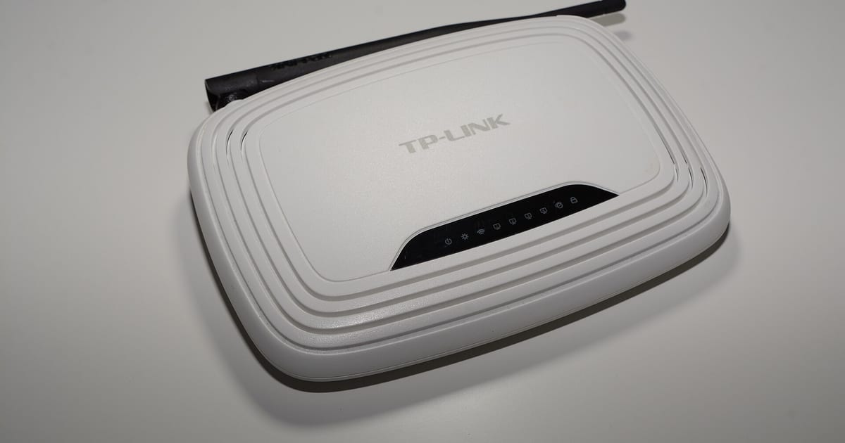 Roteador Wi-Fi doméstico com antenas, visto de frente