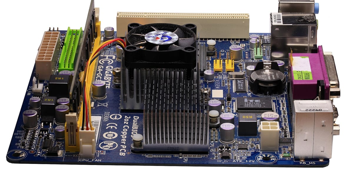 Placa-mãe de computador com o chip de áudio integrado e conectores do painel