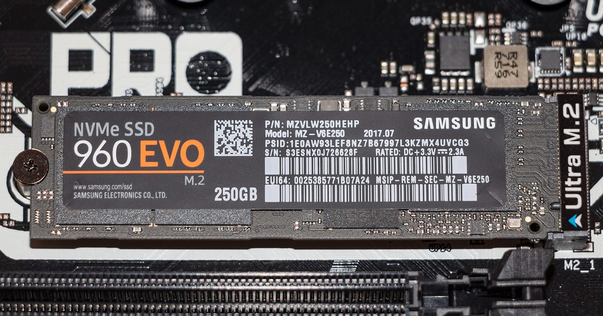 SSD NVMe no formato M.2 encaixado no slot da placa-mãe