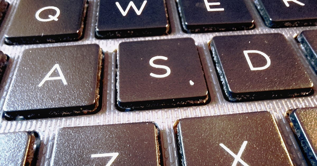 Teclado de notebook visto de cima, com as teclas em detalhe
