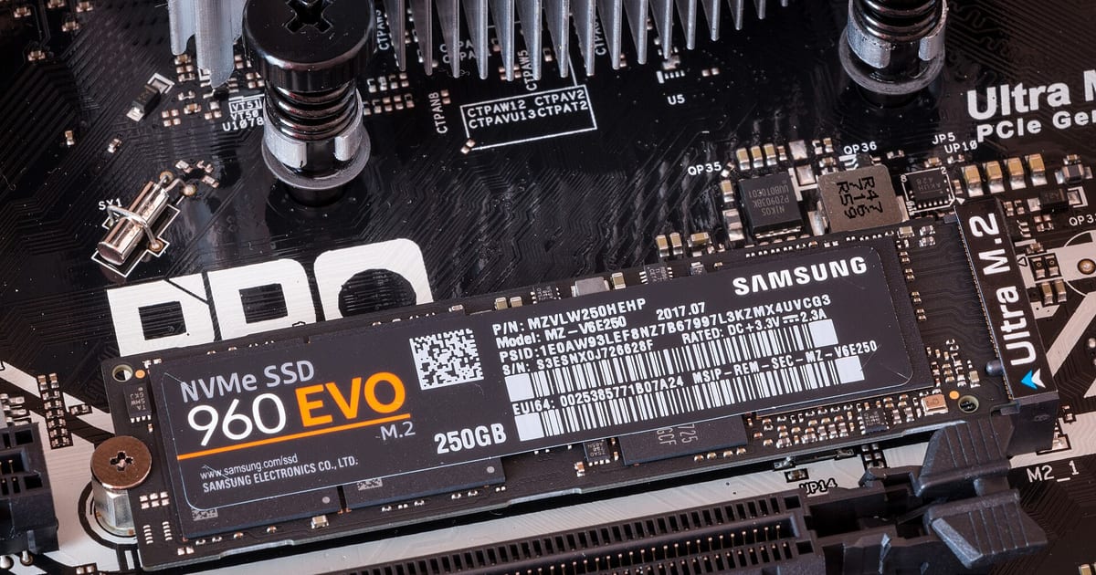 Módulo SSD M.2 encaixado no slot da placa-mãe antes de ser parafusado