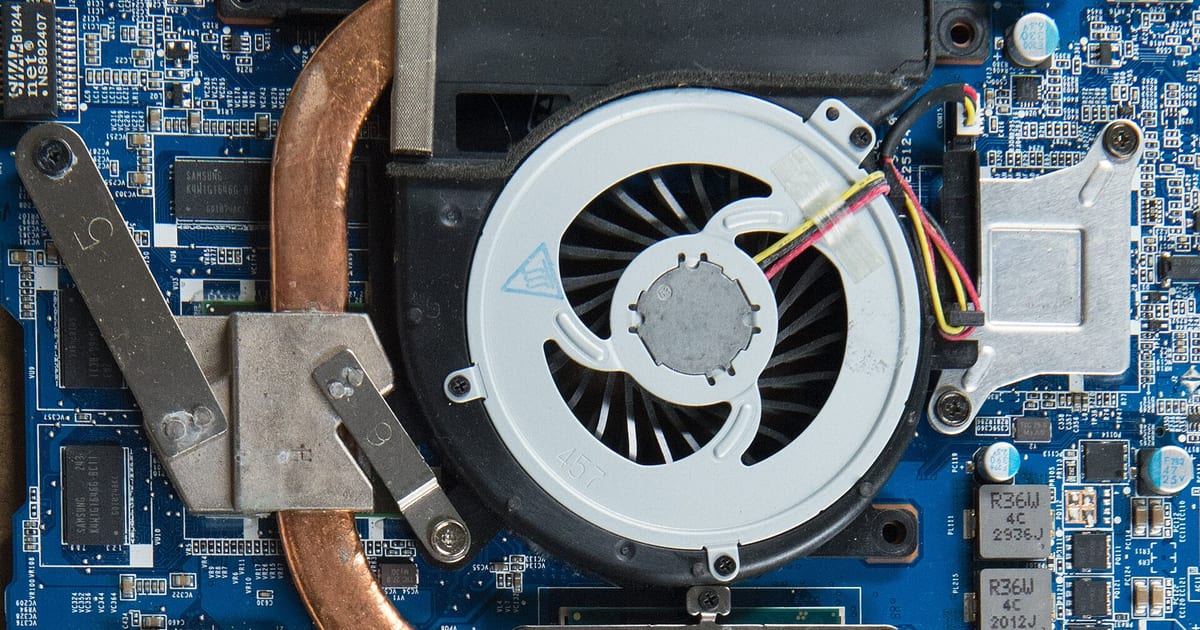 Cooler de processador com ventoinha e dissipador de alumínio em detalhe