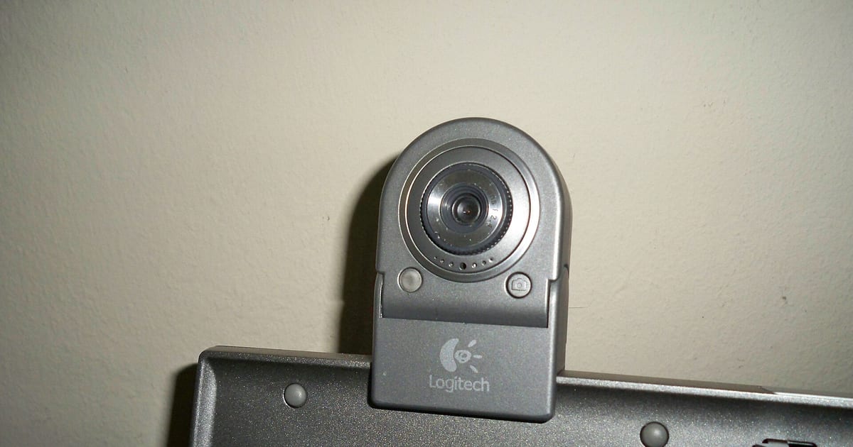 Câmera integrada na moldura superior da tela de um notebook