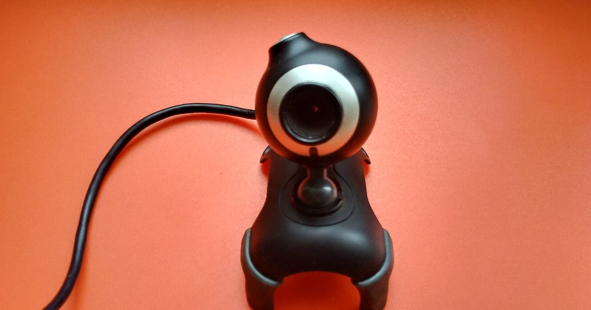 Webcam USB externa apoiada sobre um monitor de computador