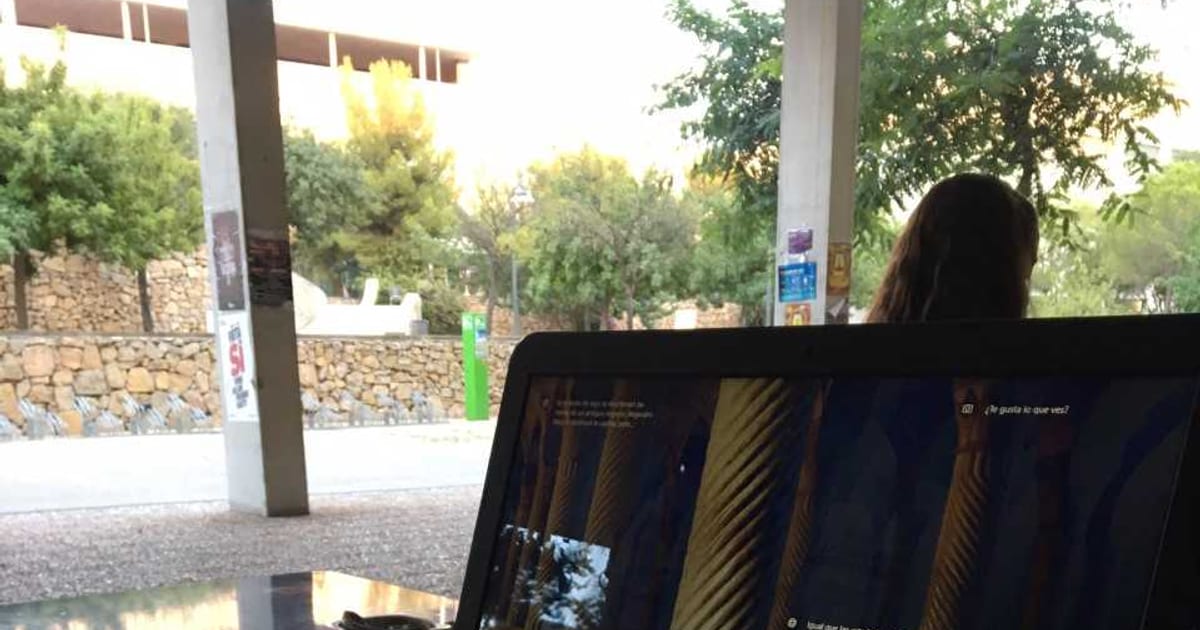 Pessoa usando um notebook sobre a mesa durante o trabalho diário