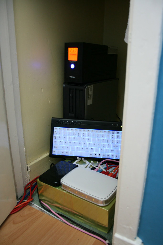 Sala de servidores com racks alinhados