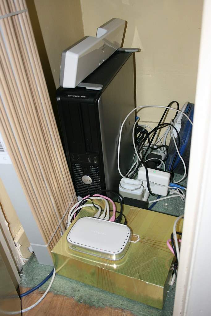 Computador e roteador com cabos de rede desorganizados